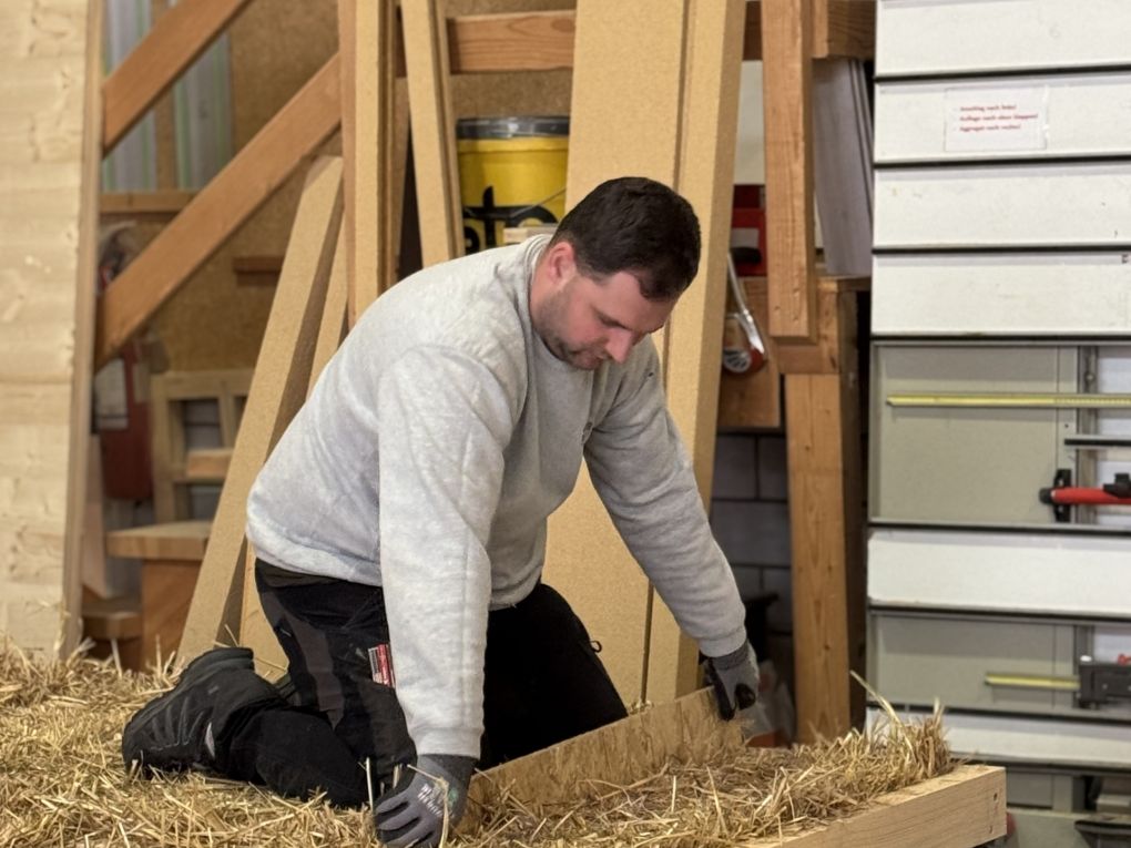 In den Monaten Oktober und November werden die Holzbauelemente durch die Mitarbeitenden der Schmid & Co Holzbau AG fertiggestellt. Foto: Stiftung 3FO (FK).