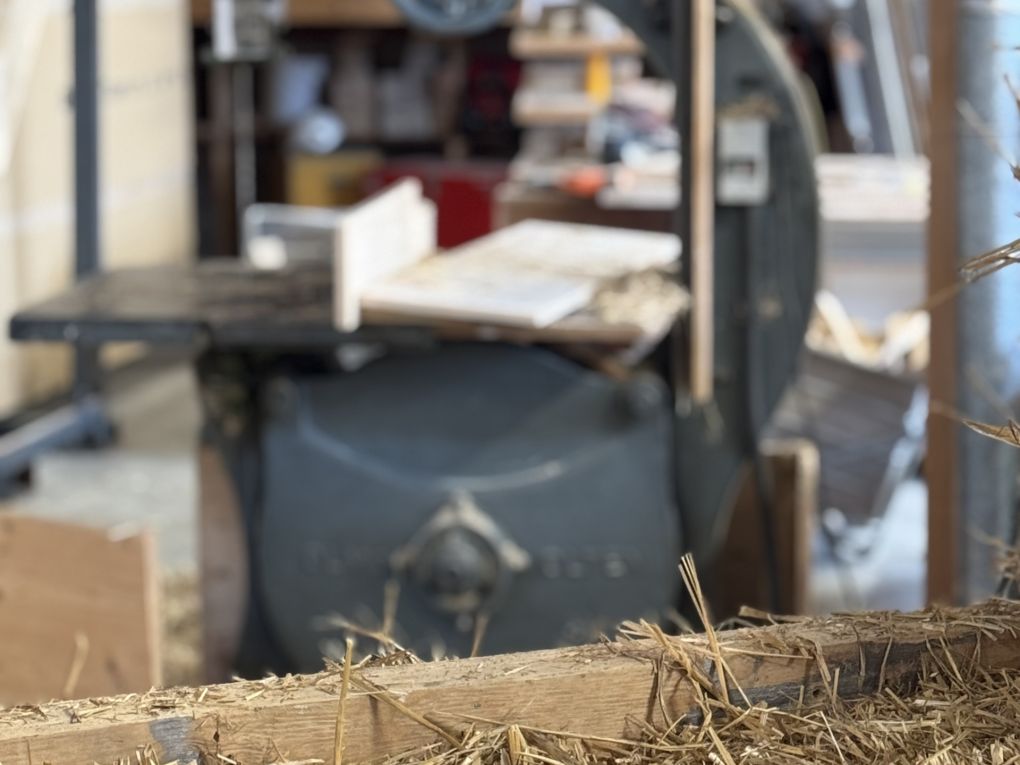 Die Strohballen aus der Region werden auf der Sägemaschine passend für die Holzbauelemente zurechtgesägt. Foto: Stiftung 3FO (FK).