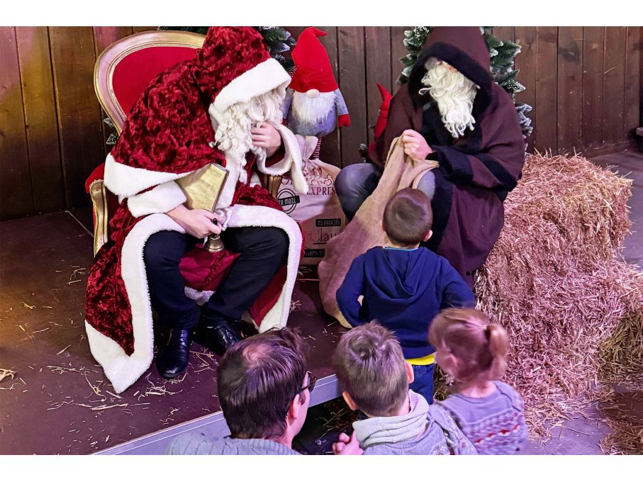 Ho, ho, ho! Samichlaus und Schmutzli schauten auch vorbei. Foto: Stiftung 3FO (FK). 