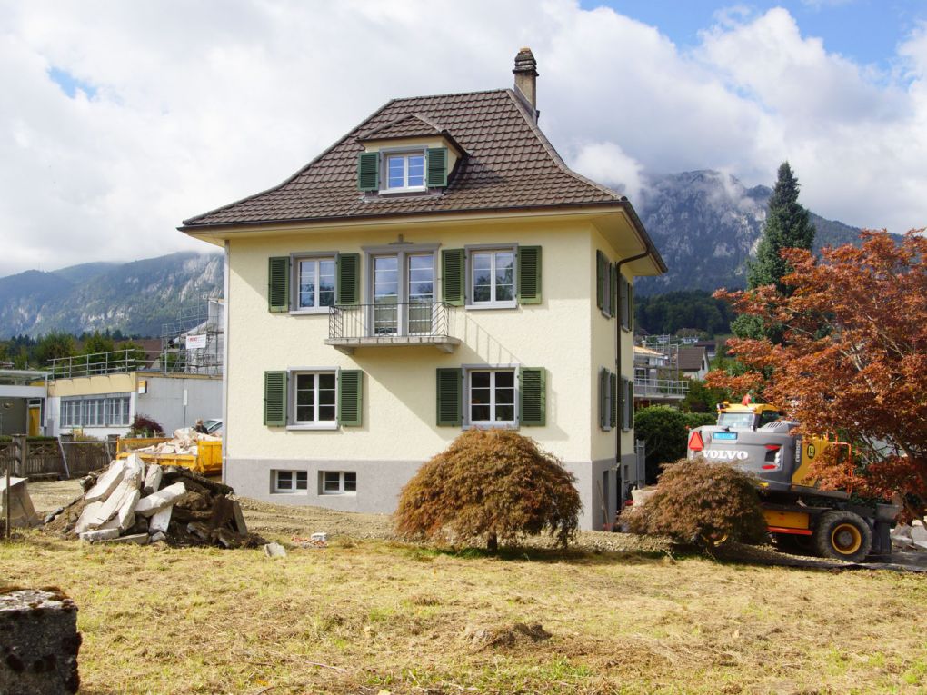 Das bestehende Gebäude wird im Innern komplett saniert und erhält einen modernen Anbau (vorne). Foto: Stiftung 3FO (FK).