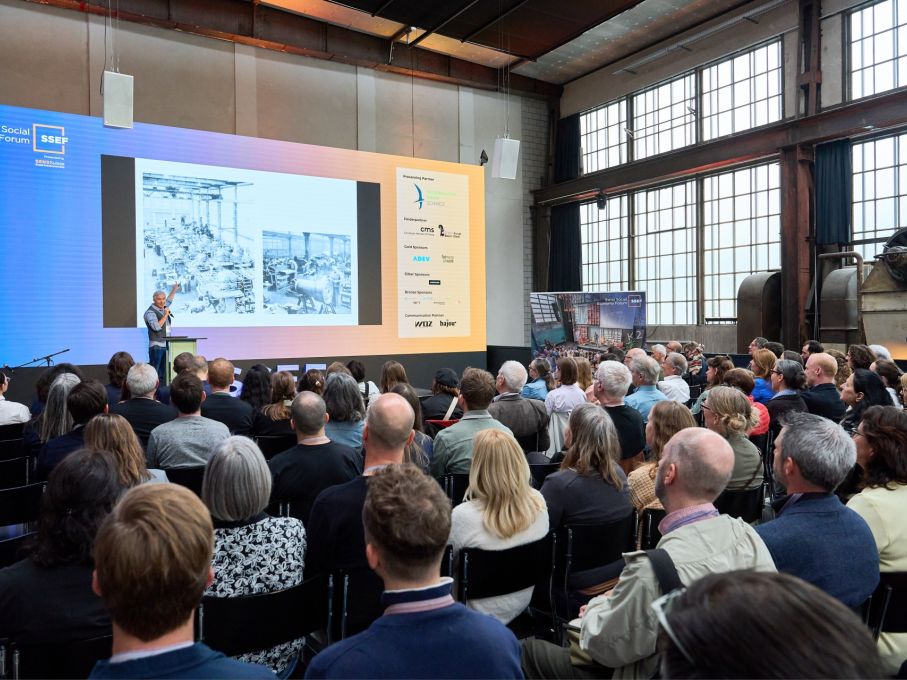 Pascal Biedermann stellt Swiss Social Economy Forum das Gundeldinger Feld vor. Foto: SSEF