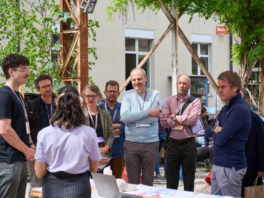 Beim Netzwerk-Parcours wurden in Gruppen verschiedene Unternehmen besucht, die sich auf dem Areal vorstellten. Foto: SSEF