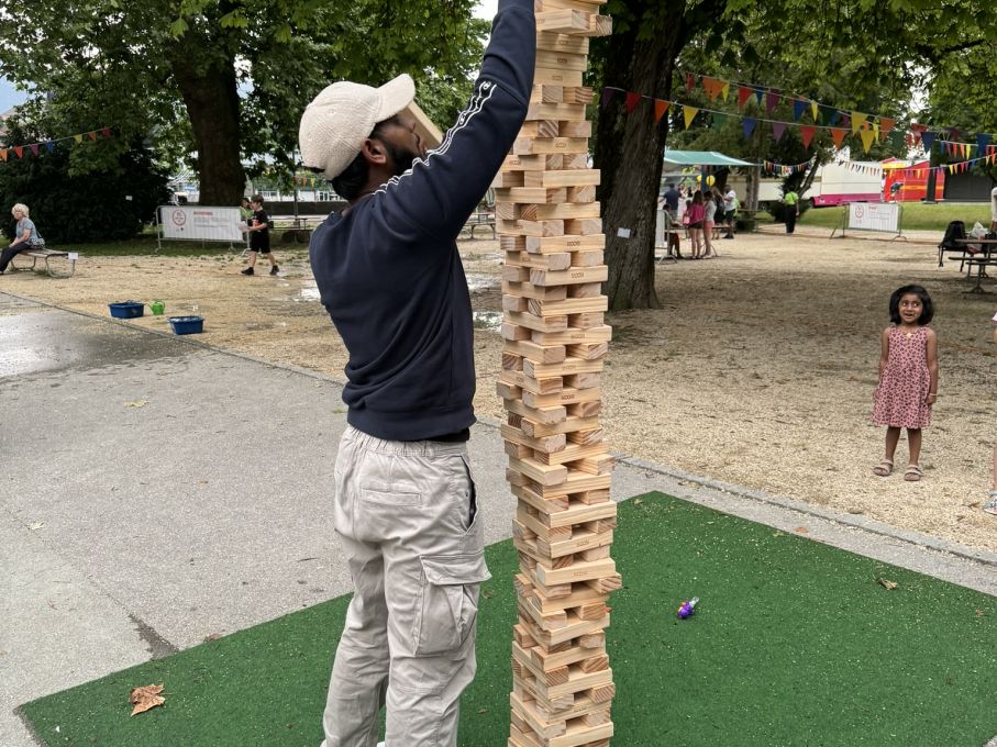 Hoch hinaus beim Jenga XXL... zum Glück waren die Klötze alle! (Foto: Stiftung 3FO - FK) 