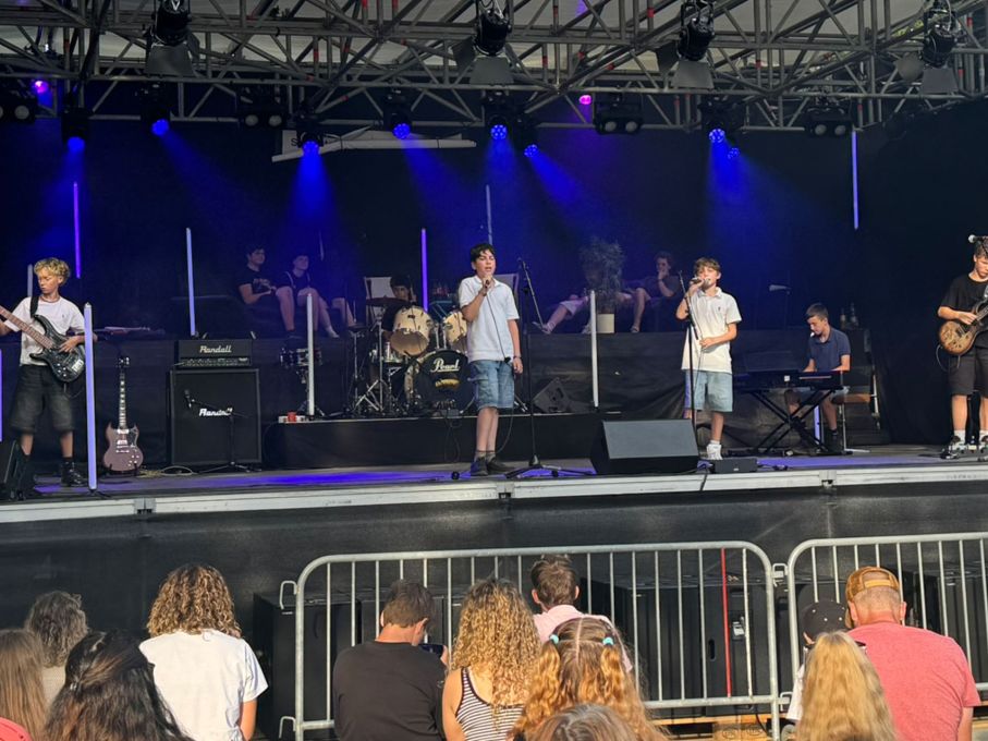 Los ging es am Freitagabend mit "Spotlight!", vier Schülerbands, die auf dem Kreuzackerplatz einnheizten. Foto: Stiftung 3FO (FK).