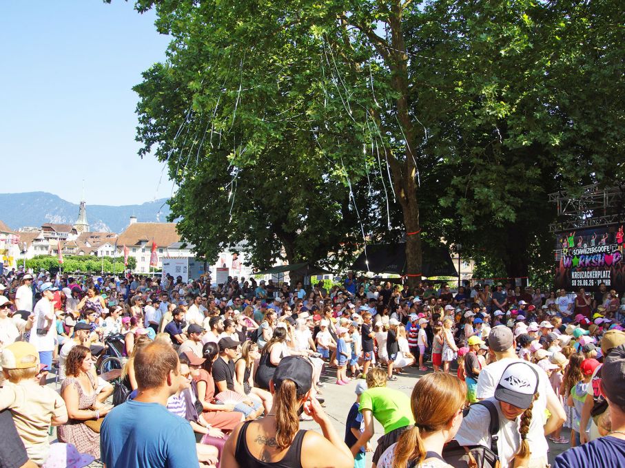 Wer früh kam, konnte sich noch einen Schattenplatz unter den Bäumen für die Konzerte sichern...  Foto: Stiftung 3FO (FK).
