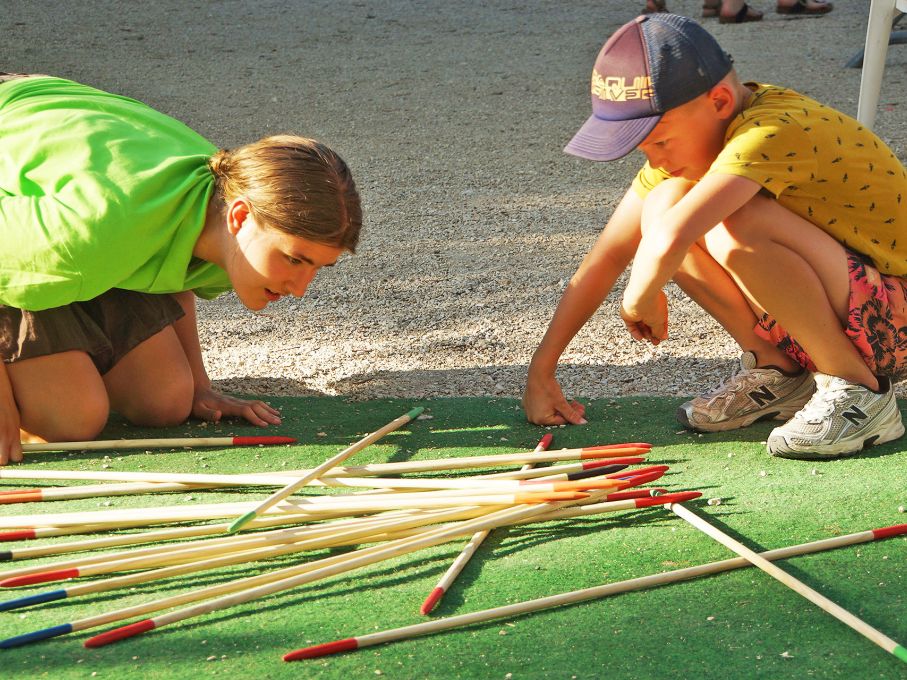 Eine ruhige Hand war Mikado XXL gefordert. Foto: Stiftung 3FO (FK).