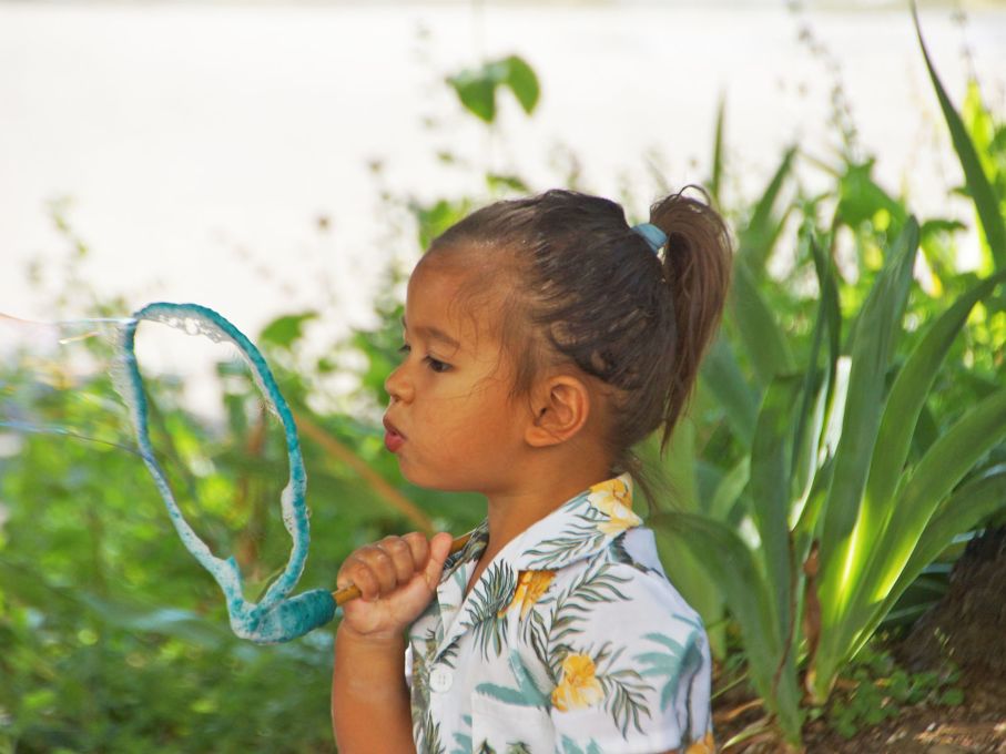 Riesenseifenblasen begeisterten die Kinder im Park. Foto: Stiftung 3FO (FK).
