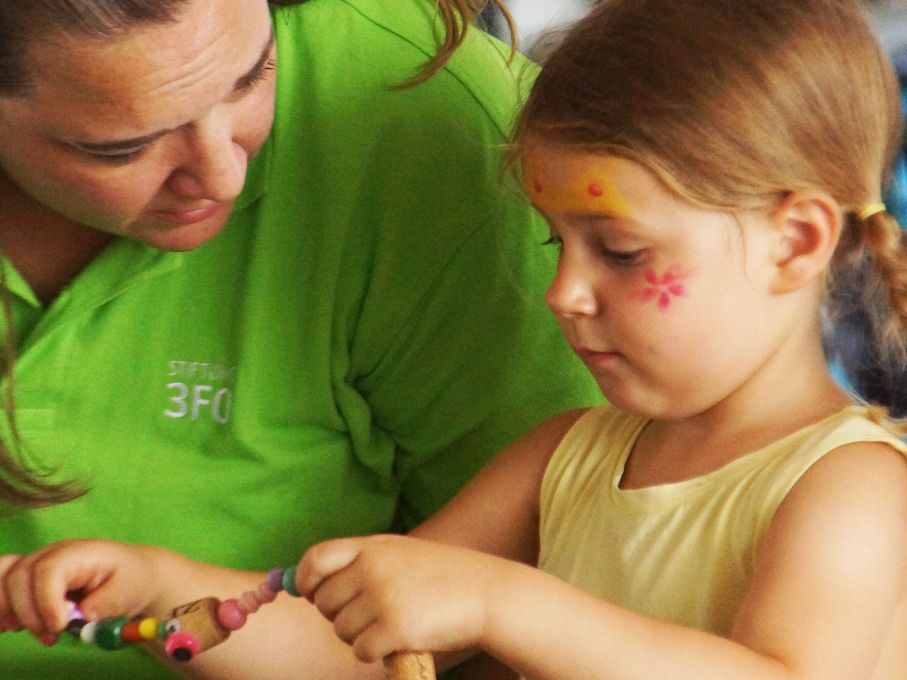 Im Bastel- und Handwerkerdörfli konnten die Kinder in sechs Ateliers basteln und handwerken... Foto: Stiftung 3FO (FK).