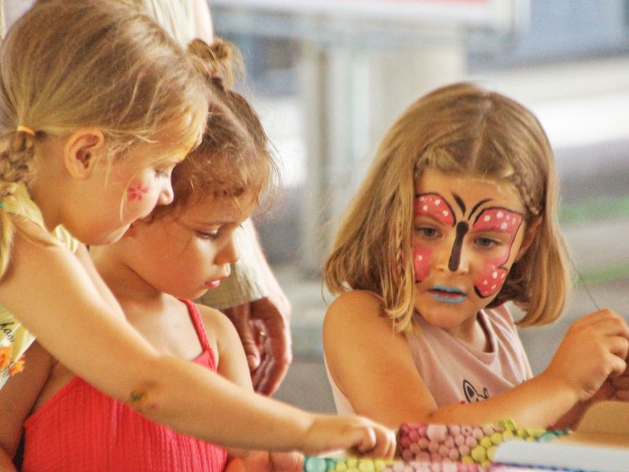 ... und sich mit anderen Kindern dazu austauschen. Foto: Stiftung 3FO (FK).