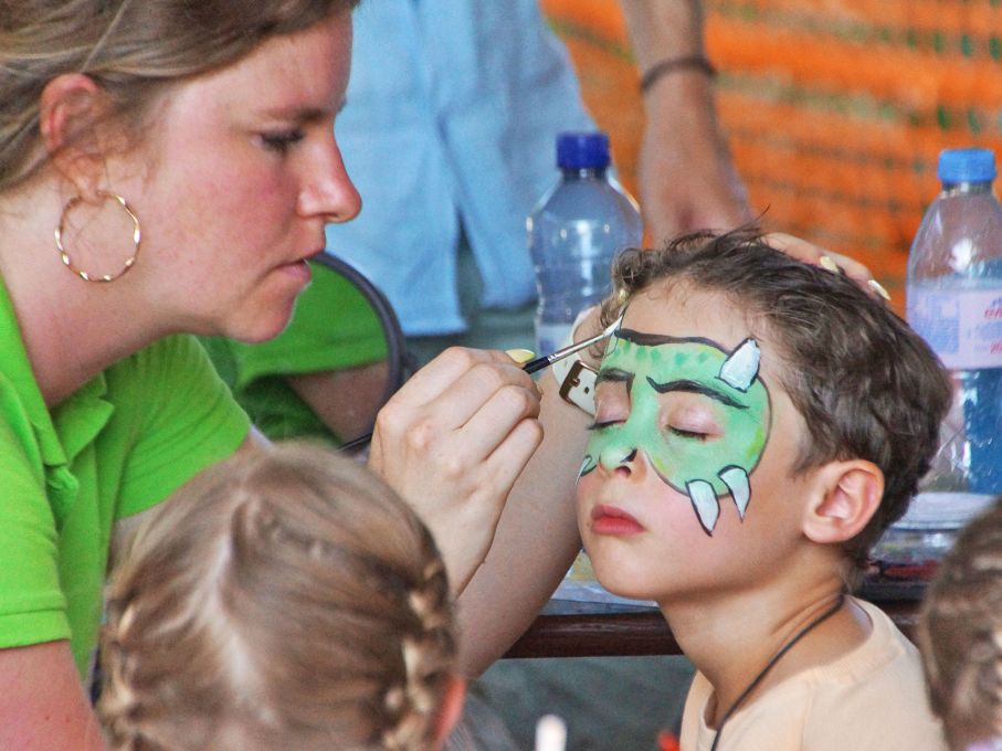 Immer beliebt: Kinderschminken! Foto: Stiftung 3FO (FK).