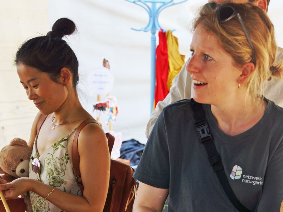 Im Bastel- und Handwerkerdörfli hatten auch die Organisator:innen der Ateliers ihren Spass. Foto: Stiftung 3FO (FK).