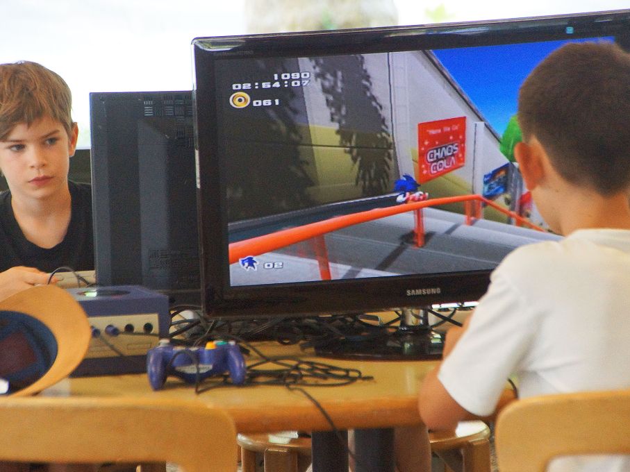 Im BBZ-Pavillon konnten beim Retro Gaming legendäre Konsolenklassiker gespielt werden. Foto: Stiftung 3FO (FK).