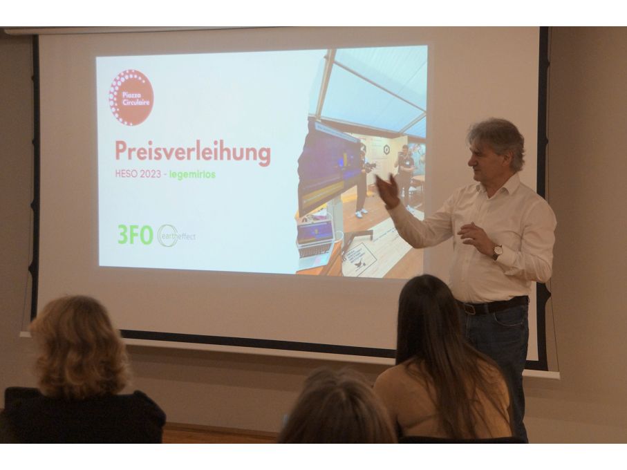 3FO-Geschäftsführer Burkhard Behr erklärt den Ablauf der Ideenprämierung. 